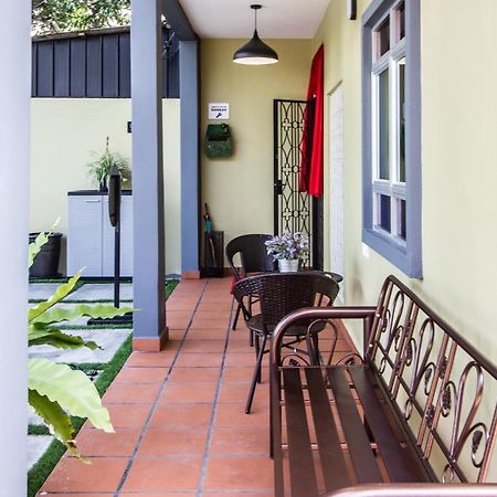 Explore 5Br Gardenhouse Retreats Butterworth Exterior photo