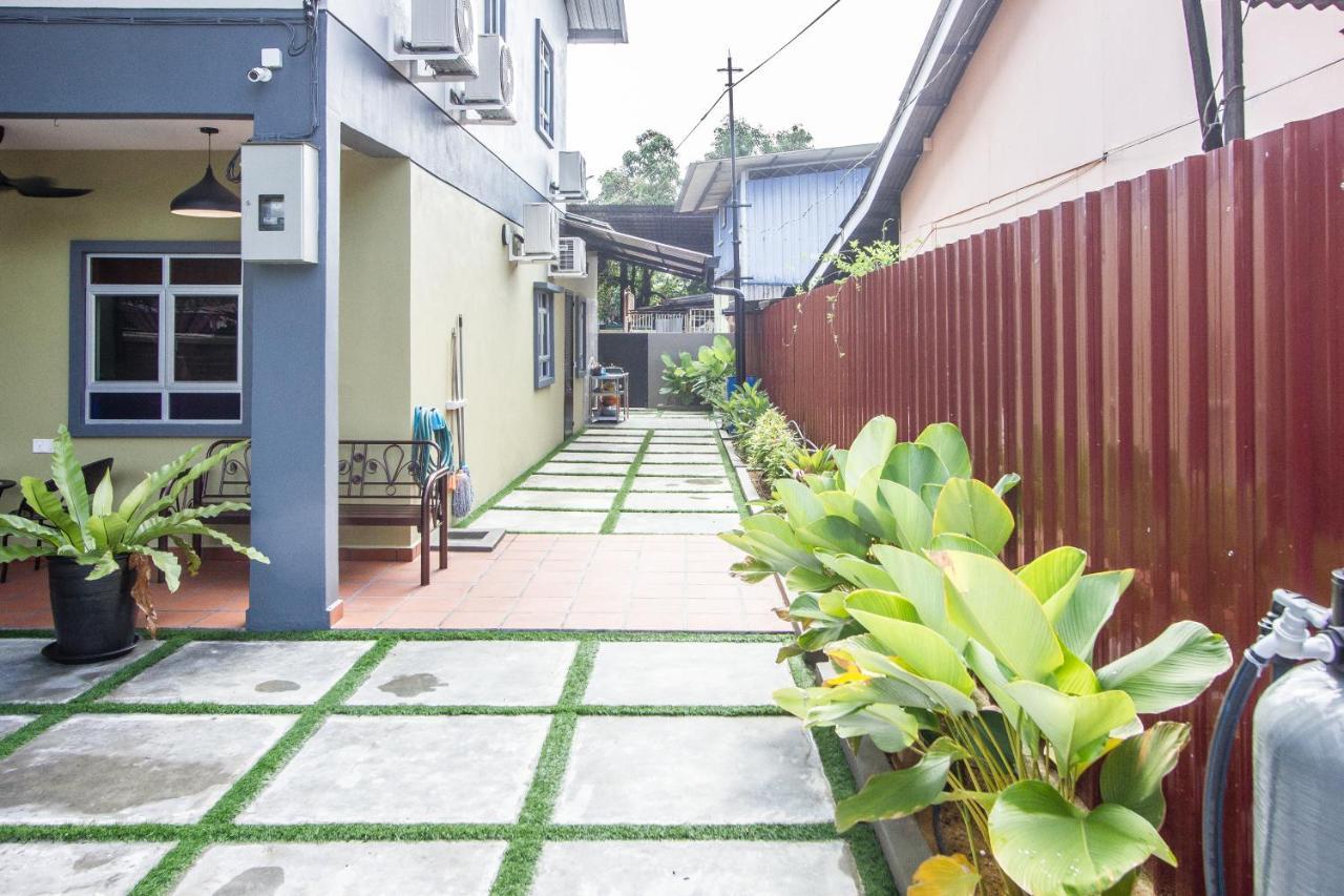 Explore 5Br Gardenhouse Retreats Butterworth Exterior photo